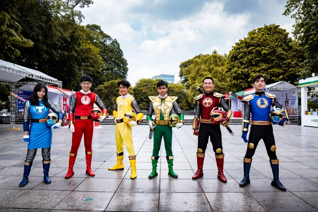 Super Sentai: Ký ức tuổi thơ ùa về với dàn siêu nhân xuất hiện trong lòng Hà Nội - Ảnh 2.