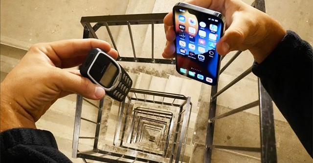 Thử sức iPhone 13 Pro và Nokia 3310 cùng thả rơi từ tầng 20 - Ảnh 1.