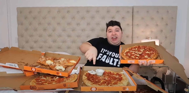 Khí số sắp tận vì ăn quá nhiều để làm video mukbang trong 6 năm, YouTuber khiến bạn bè không khỏi buồn bã - Ảnh 3.