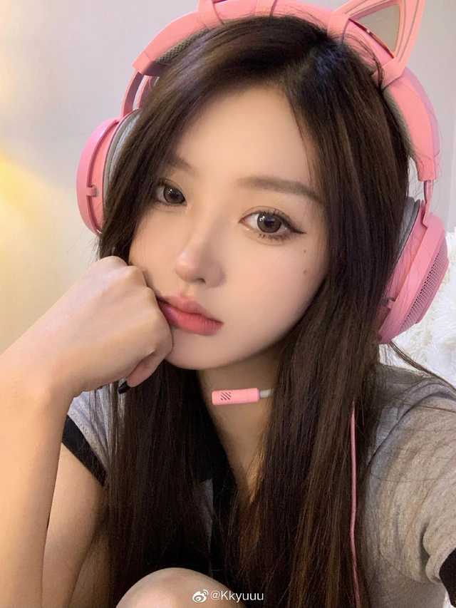 Xuất hiện trên một diễn đàn gái xinh quốc tế gần 2 triệu thành viên, nữ game thủ bị nghi ngờ sử dụng nhiều lớp filter - Ảnh 7.