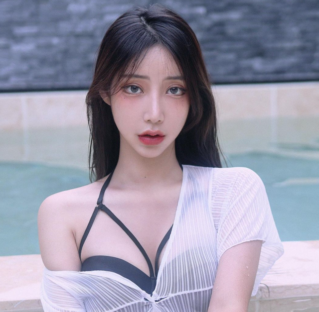 Ăn vận gợi cảm cùng thú cưng khi tắm bồn trên sóng, nhóm nữ streamer bất ngờ bị chỉ trích dữ dội - Ảnh 1.