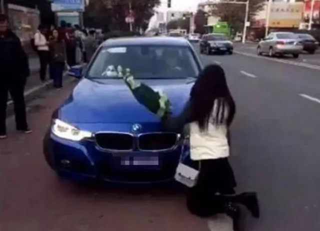 Quỳ trước BMW màu xanh của bạn trai để níu kéo, tuyên bố yêu con người chứ không yêu tiền, cô gái xinh đẹp khiến CĐM sốc nặng - Ảnh 2.