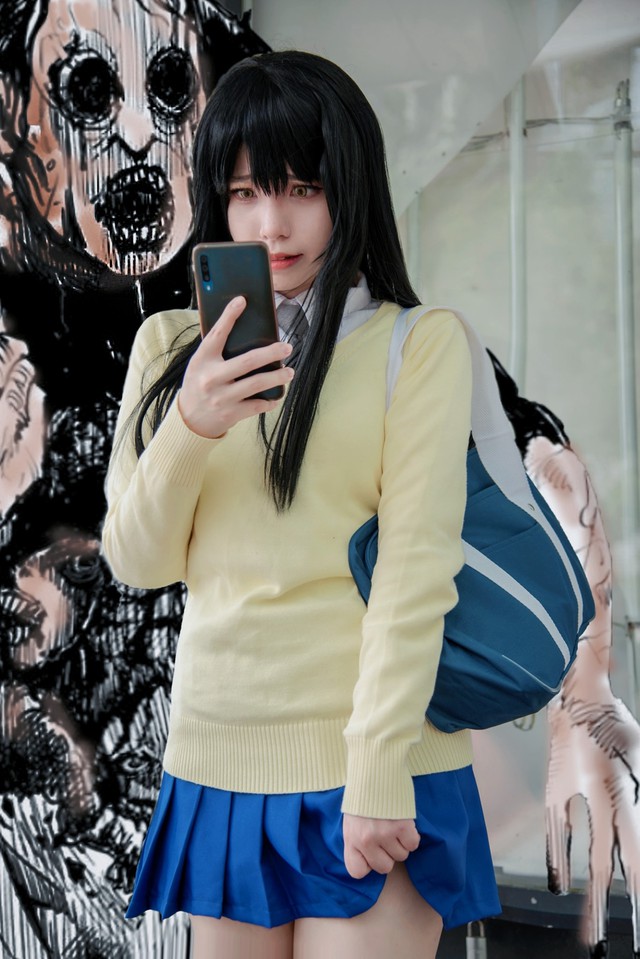 Cười trong sợ hãi với loạt ảnh cosplay Mieruko-chan chất hơn nước cất, kinh dị nhưng lại vô cùng dễ thương - Ảnh 7.