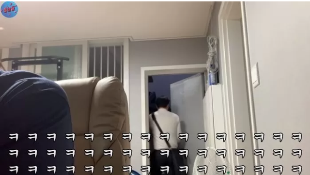 Đặt camera giấu kín, nữ YouTuber gây bất ngờ khi cởi váy nhằm quay lại phản ứng của bạn học - Ảnh 5.