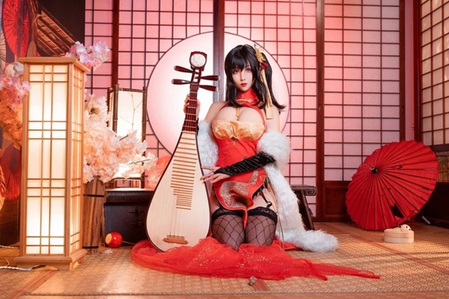 Cosplay quái vật 3 đầu Taihou y như bản gốc, nàng hot girl khiến cộng đồng mạng không khỏi xuýt xoa - Ảnh 2.