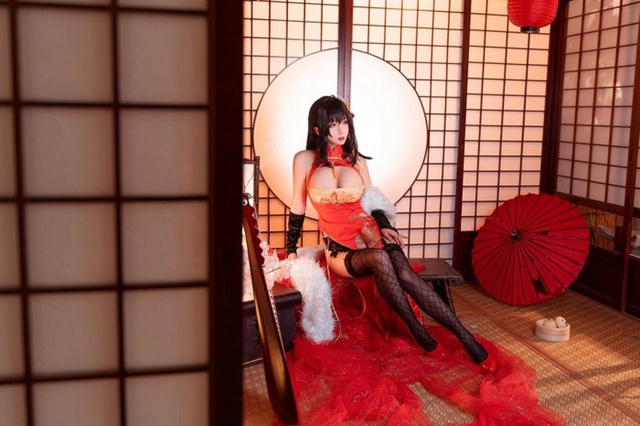 Cosplay quái vật 3 đầu Taihou y như bản gốc, nàng hot girl khiến cộng đồng mạng không khỏi xuýt xoa - Ảnh 5.