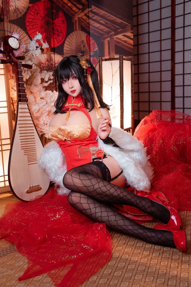Cosplay quái vật 3 đầu Taihou y như bản gốc, nàng hot girl khiến cộng đồng mạng không khỏi xuýt xoa - Ảnh 9.