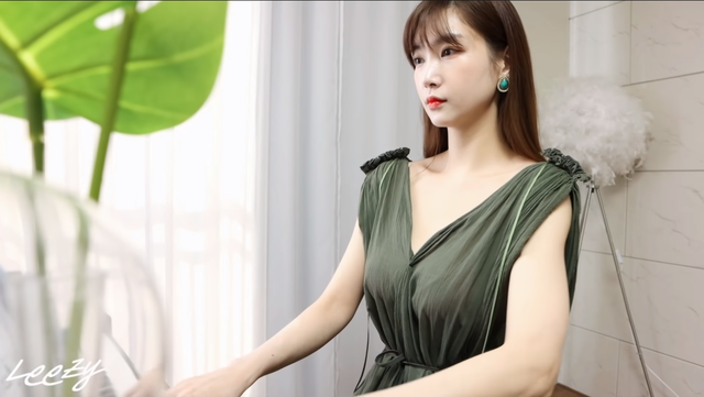 Làm phép biến mất quần áo rồi dạy fan chơi piano, nữ YouTuber khiến khán giả không khỏi bỏng mắt - Ảnh 3.