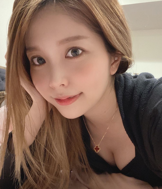 Bị nghi ngờ đụng chạm dao kéo, nữ YouTuber xinh đẹp đăng ảnh từ thời cấp 3 khiến CĐM khen hết lời - Ảnh 2.