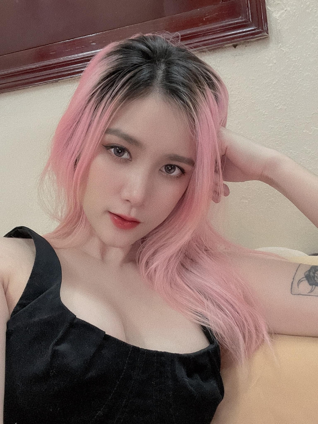 Nữ streamer bị “ném đá” tới tấp, liên tục xin lỗi, rơi vào trạng thái trầm cảm vì tỏ tình sai người - Ảnh 7.