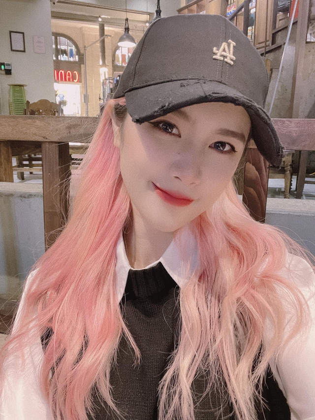 Nữ streamer bị “ném đá” tới tấp, liên tục xin lỗi, rơi vào trạng thái trầm cảm vì tỏ tình sai người - Ảnh 5.