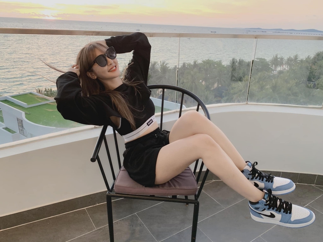 Top các nữ streamer lên sóng vẫn xinh đẹp “ngút ngàn dù không cần son phấn - Ảnh 1.