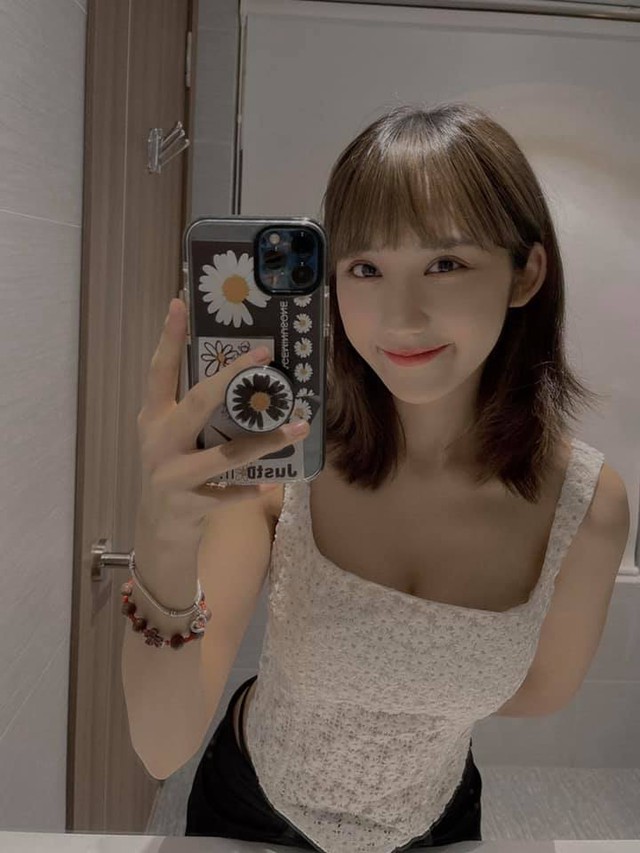 Khoe hình mặc bikini sexy, Mina Young còn bắt trend viết cap giống Sơn Tùng M-TP khiến fan phấn khích - Ảnh 9.