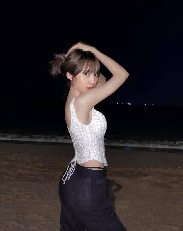 Khoe hình mặc bikini sexy, Mina Young còn bắt trend viết cap giống Sơn Tùng M-TP khiến fan phấn khích - Ảnh 7.