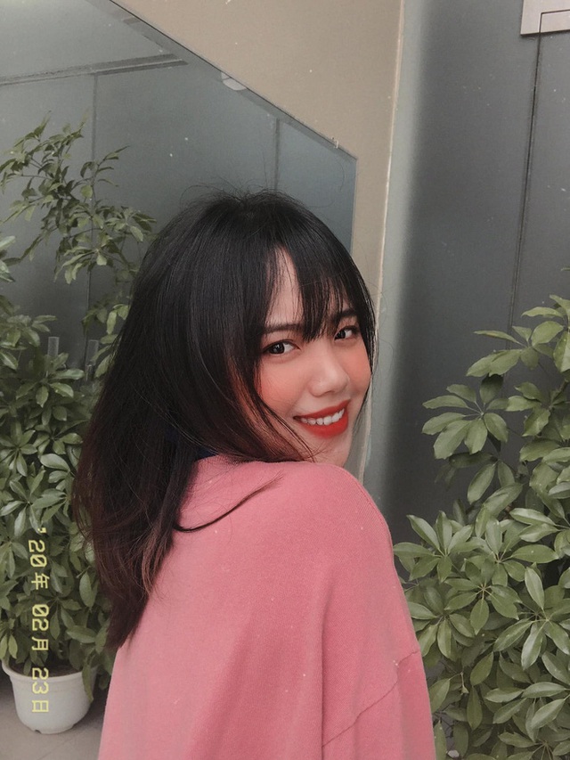 Ngoại hình xinh đẹp của nàng hot girl tổng đài bộ Y tế đề nghị người dân đeo khẩu trang - Ảnh 3.