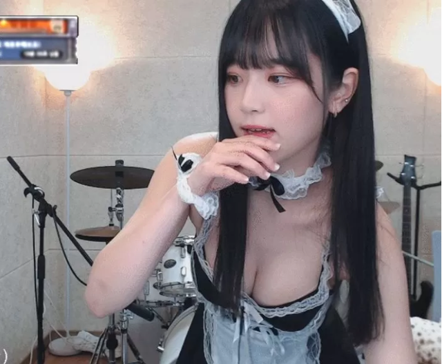 Được khen dễ thương, gợi cảm, nữ streamer bất ngờ cởi áo khoe cơ bắp vạm vỡ, tuyên bố biết ít nhất 5 loại võ - Ảnh 3.