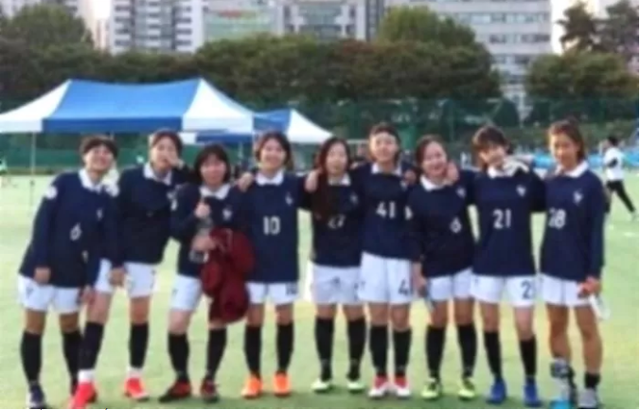 Được khen dễ thương, gợi cảm, nữ streamer bất ngờ cởi áo khoe cơ bắp vạm vỡ, tuyên bố biết ít nhất 5 loại võ - Ảnh 4.