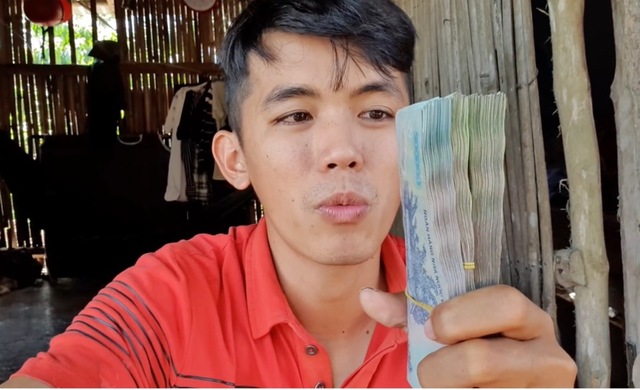 Từng là YouTuber nghèo nhất Việt Nam, Sang Vlog bất ngờ hé lộ doanh thu tiền tỷ sau 2 năm, mỗi tháng kiếm tối thiểu 60 triệu - Ảnh 1.