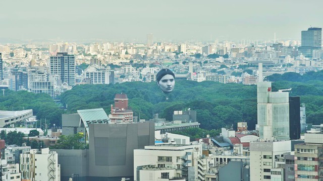 Khinh khí cầu đầu người lơ lửng trên bầu trời Tokyo - Nhật Bản khiến dân tình xôn xao - Ảnh 2.