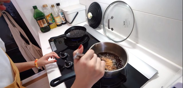 Chơi trội với việc quay video nấu mì gói bằng Coca, nữ YouTuber bị CĐM ném đá dữ dội - Ảnh 3.