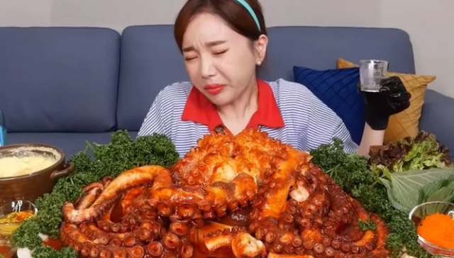 Được fan donate bạch tuộc sống nặng 10kg, nữ YouTuber Mukbang khóc thét, hoảng hồn khi chế biến và thành phẩm sau cùng khiến ai cũng bất ngờ - Ảnh 8.