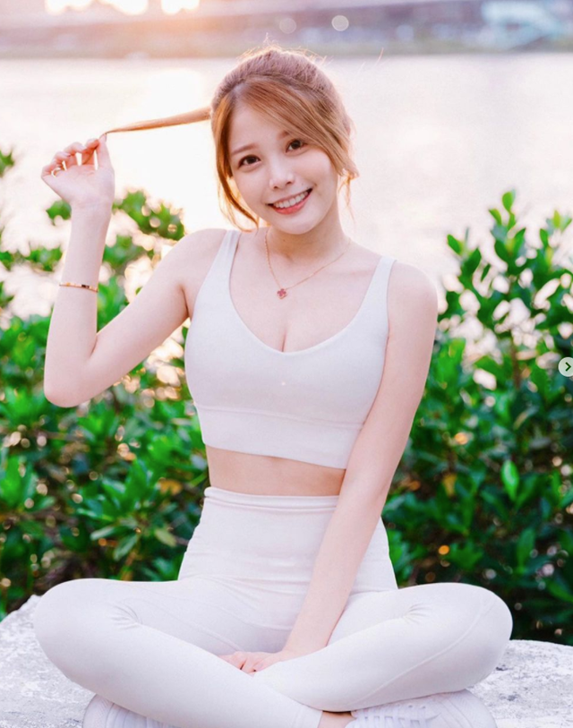 Làm thử thách mặc bikini trên sóng, nữ YouTuber nóng bỏng than thở: Như thế này nguy hiểm quá - Ảnh 6.