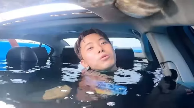 Làm thí nghiệm mạo hiểm, tự dìm ô tô xuống nước rồi livestream cách thoát thân, nam YouTuber khiến người xem hoảng sợ - Ảnh 3.