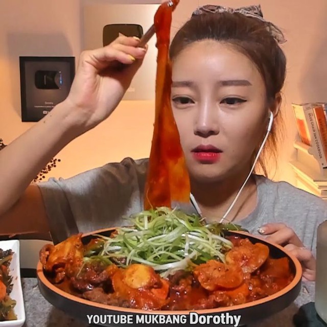 Ăn Mukbang quá đà, nữ YouTuber bất ngờ vọt huyết áp lên 300, nhập viện một tháng vẫn chưa trở lại - Ảnh 1.