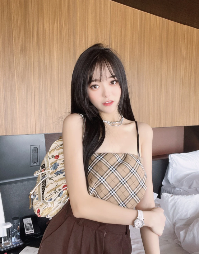 Đang là hot girl chục triệu follow, cô gái xinh đẹp bất ngờ tụt fan thảm hại chỉ vì khoảnh khắc bị chụp trộm - Ảnh 5.