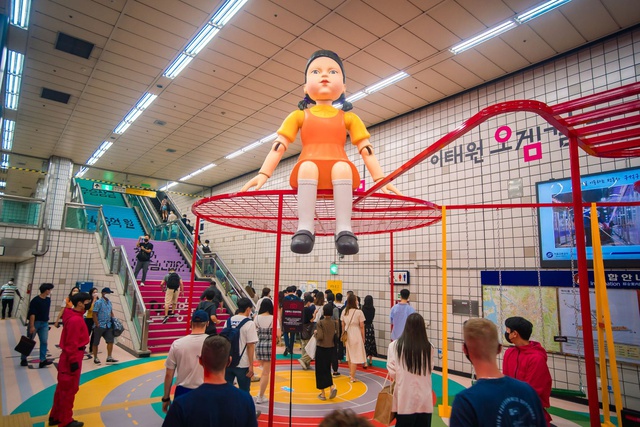 Đã có khu trò chơi sinh tồn Squid Game ngoài đời thực, em búp bê khổng lồ gây ám ảnh không kém gì bản gốc - Ảnh 2.