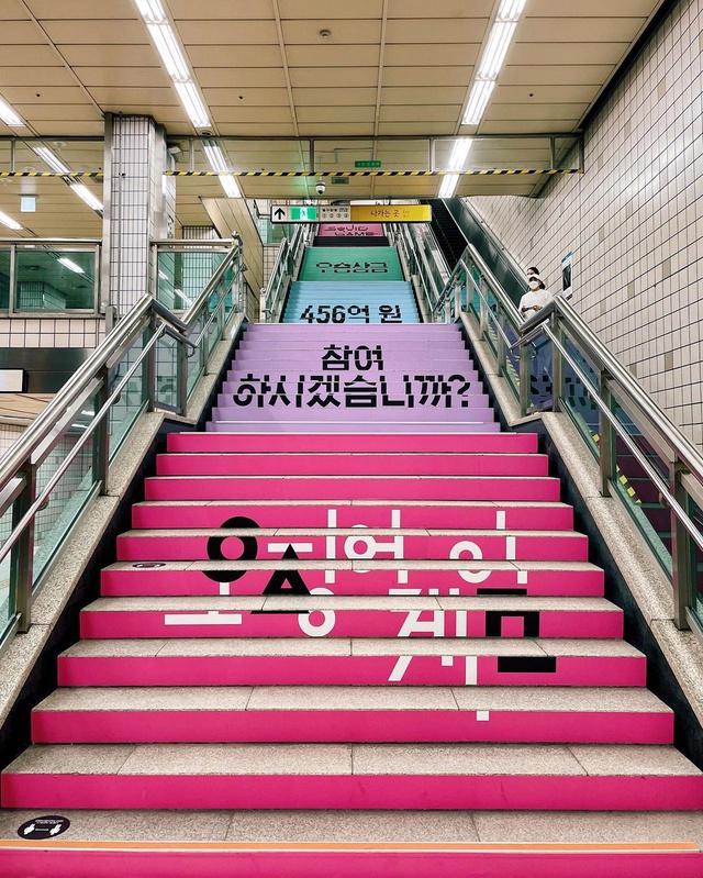 Đã có khu trò chơi sinh tồn Squid Game ngoài đời thực, em búp bê khổng lồ gây ám ảnh không kém gì bản gốc - Ảnh 11.