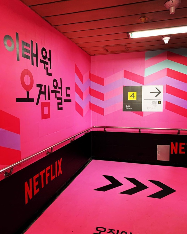 Đã có khu trò chơi sinh tồn Squid Game ngoài đời thực, em búp bê khổng lồ gây ám ảnh không kém gì bản gốc - Ảnh 12.