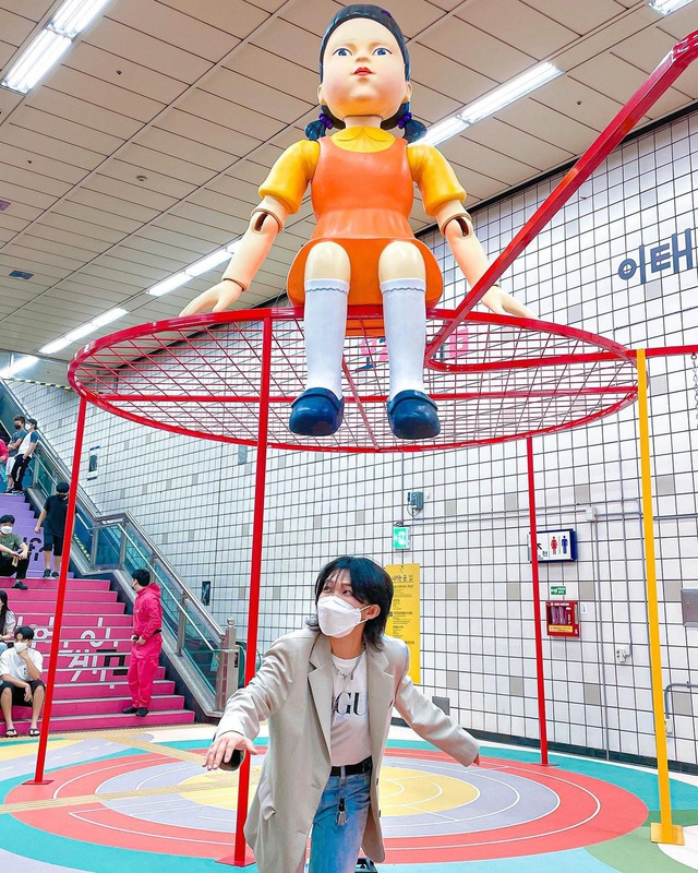 Đã có khu trò chơi sinh tồn Squid Game ngoài đời thực, em búp bê khổng lồ gây ám ảnh không kém gì bản gốc - Ảnh 3.