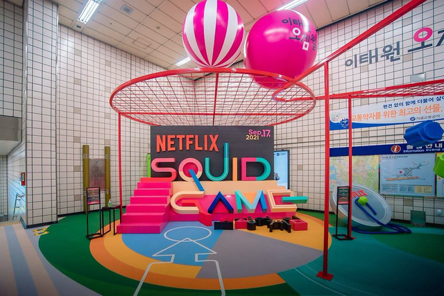 Đã có khu trò chơi sinh tồn Squid Game ngoài đời thực, em búp bê khổng lồ gây ám ảnh không kém gì bản gốc - Ảnh 7.