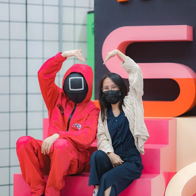 Đã có khu trò chơi sinh tồn Squid Game ngoài đời thực, em búp bê khổng lồ gây ám ảnh không kém gì bản gốc - Ảnh 10.