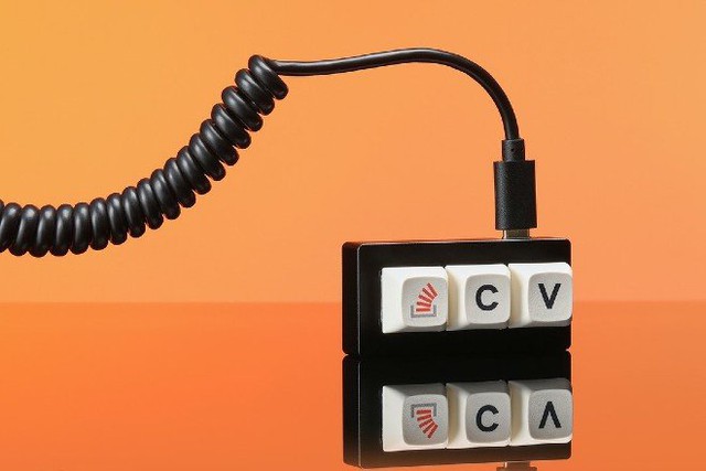 Bàn phím tối giản nhất thế giới, chỉ 3 phím Ctrl - C - V, giá 660.000đ - Ảnh 1.