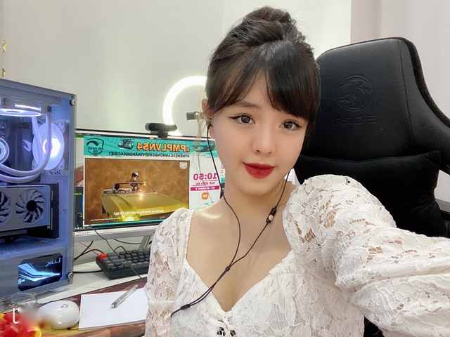 Nữ MC PUBG Mobile “lên đồ, trang phục không cần hở vẫn khiến người xem chú ý, chưa bao giờ trùng nhau - Ảnh 1.