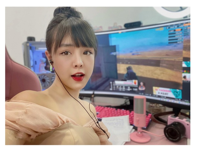 Nữ MC PUBG Mobile “lên đồ, trang phục không cần hở vẫn khiến người xem chú ý, chưa bao giờ trùng nhau - Ảnh 2.