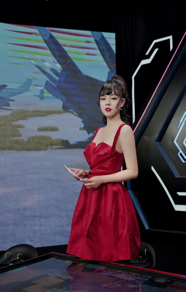 Nữ MC PUBG Mobile “lên đồ, trang phục không cần hở vẫn khiến người xem chú ý, chưa bao giờ trùng nhau - Ảnh 8.