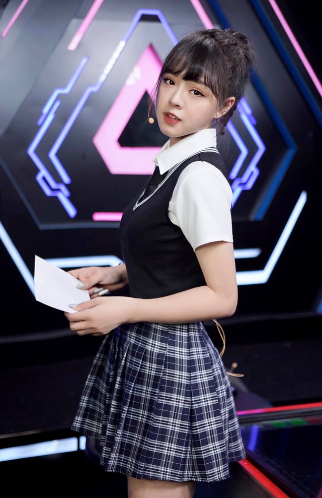 Nữ MC PUBG Mobile “lên đồ, trang phục không cần hở vẫn khiến người xem chú ý, chưa bao giờ trùng nhau - Ảnh 9.