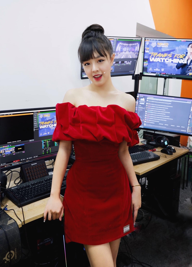 Nữ MC PUBG Mobile “lên đồ, trang phục không cần hở vẫn khiến người xem chú ý, chưa bao giờ trùng nhau - Ảnh 6.