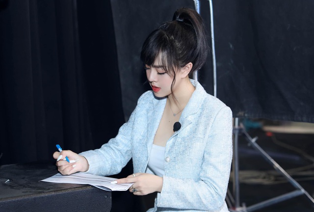 Nữ MC PUBG Mobile “lên đồ, trang phục không cần hở vẫn khiến người xem chú ý, chưa bao giờ trùng nhau - Ảnh 7.