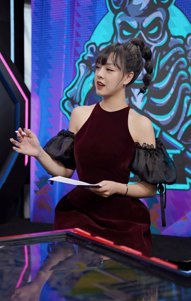 Nữ MC PUBG Mobile “lên đồ, trang phục không cần hở vẫn khiến người xem chú ý, chưa bao giờ trùng nhau - Ảnh 12.