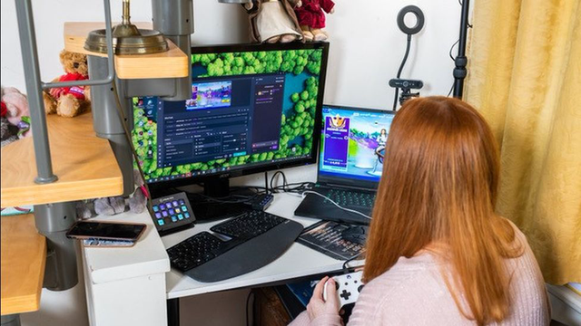 “Try-hard cùng con trai, mẹ của nam game thủ lên sóng làm streamer, được ký cả hợp đồng nhận lương mỗi tháng - Ảnh 3.