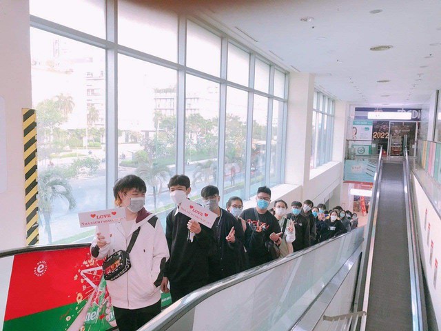 Đẳng cấp bom tấn manga: Fan Việt chịu chơi xếp hàng đợi mua Jujutsu Kaisen từ sáng sớm! - Ảnh 6.