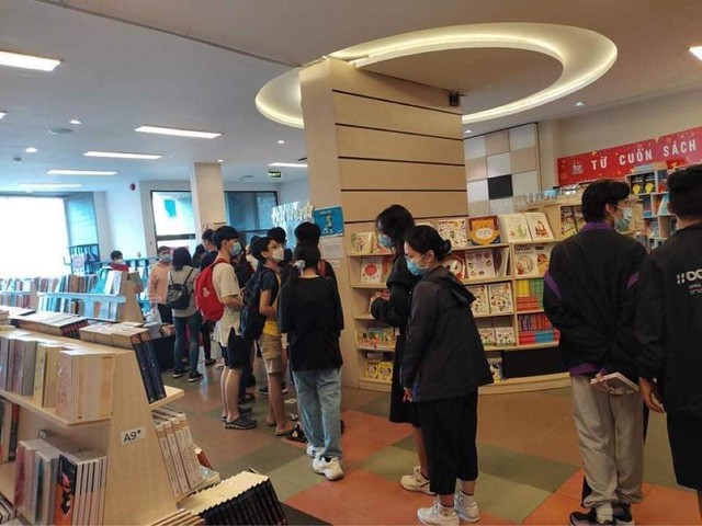 Đẳng cấp bom tấn manga: Fan Việt chịu chơi xếp hàng đợi mua Jujutsu Kaisen từ sáng sớm! - Ảnh 13.