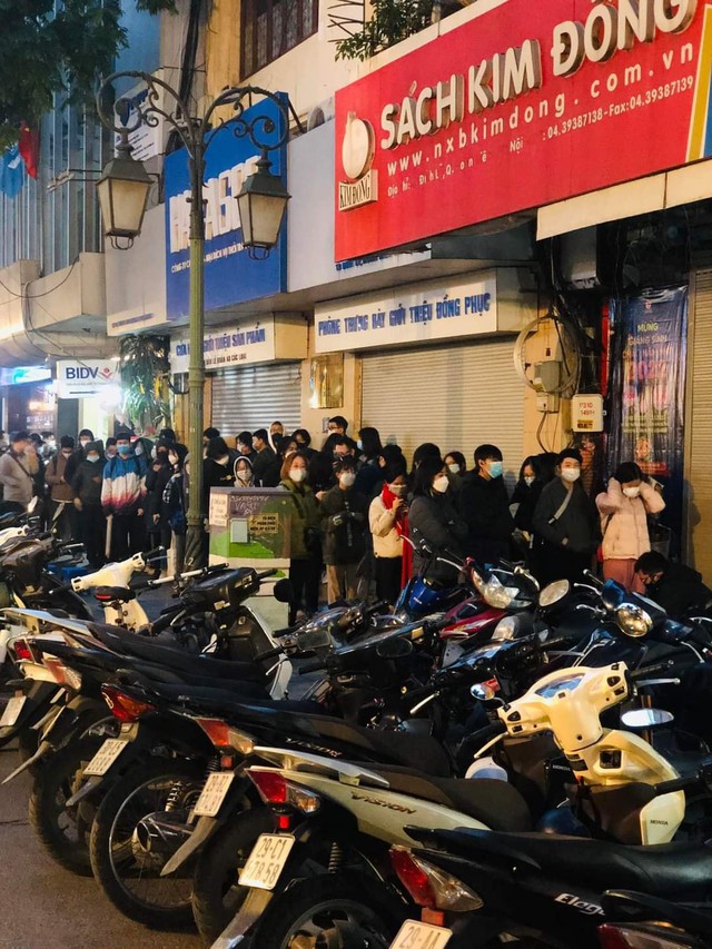 Đẳng cấp bom tấn manga: Fan Việt chịu chơi xếp hàng đợi mua Jujutsu Kaisen từ sáng sớm! - Ảnh 2.
