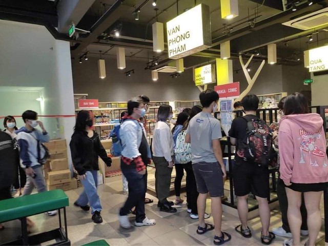 Đẳng cấp bom tấn manga: Fan Việt chịu chơi xếp hàng đợi mua Jujutsu Kaisen từ sáng sớm! - Ảnh 3.