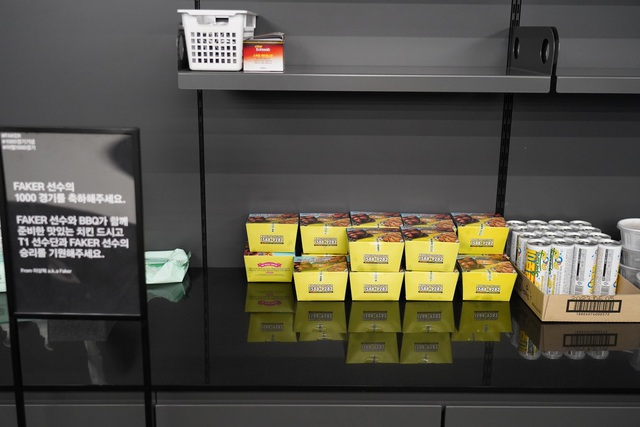 Faker nổi tiếng sống tiết kiệm nhưng mừng mốc 1000 trận thì đãi gà rán toàn bộ LoL Park, Chủ tịch nhà người ta là đây! - Ảnh 6.