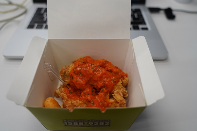 Faker nổi tiếng sống tiết kiệm nhưng mừng mốc 1000 trận thì đãi gà rán toàn bộ LoL Park, Chủ tịch nhà người ta là đây! - Ảnh 7.